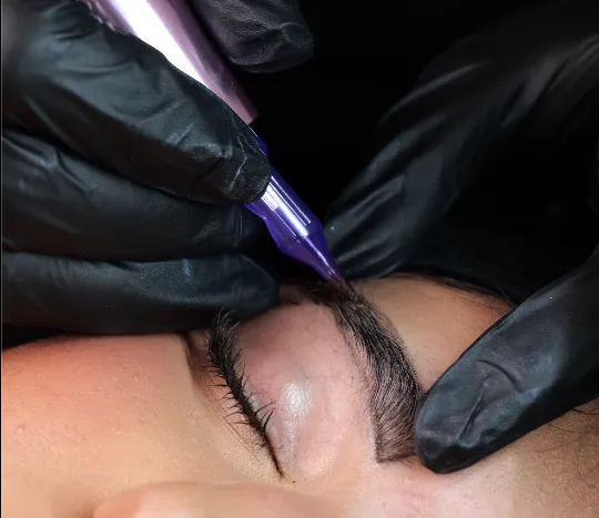 PMU-behandling av ögonbryn hos Beauty by Betty i Södertälje